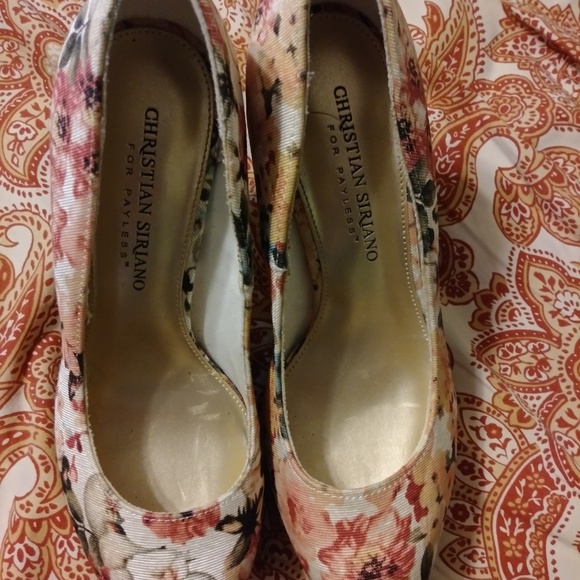 Heels 🌺🌷🌸 - Picture 2 of 3